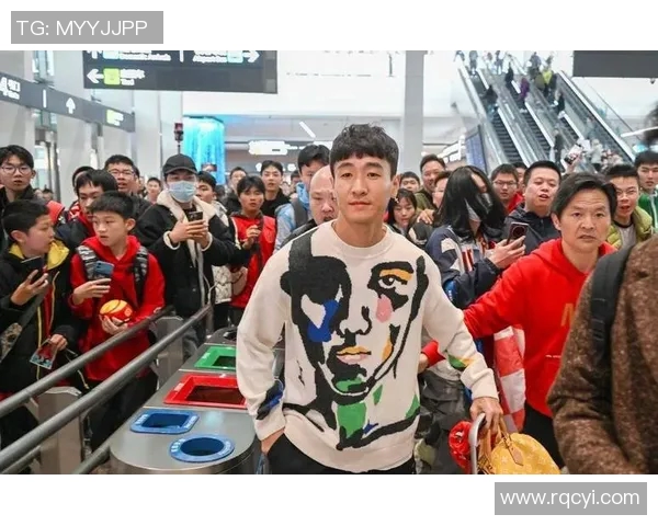 球迷热情高涨机场迎接足球巨星盛大接机场面引发轰动 球迷热情高涨机场迎接足球巨星盛大接机场面引发轰动